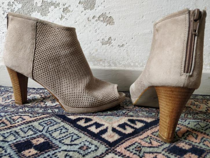 Suède enkellaarsjes met open teen - beige - maat 38, Kleding | Dames, Schoenen, Gedragen, Lage of Enkellaarzen, Beige, Ophalen of Verzenden