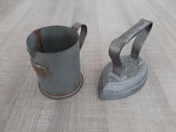 Antiek strijkijzer en maatbeker 1/2 liter, Antiek en Kunst, Curiosa en Brocante, Ophalen of Verzenden