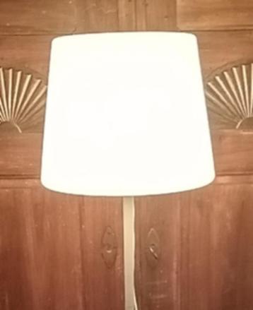 Leuke design vloerlamp met een grote ronde kunststof kap beschikbaar voor biedingen