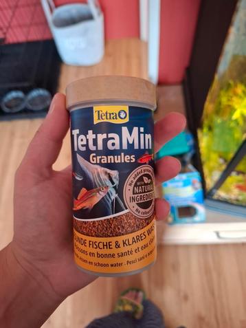 2 potjes voer 1 dicht 1 open nog niet zo lang gekocht  beschikbaar voor biedingen