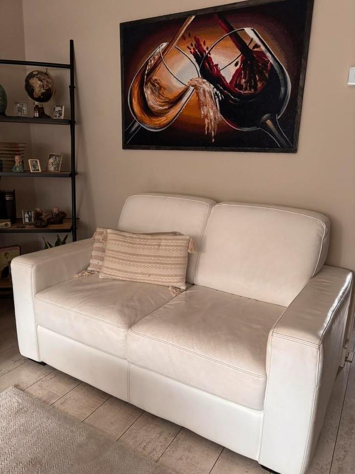 21-02 ophalen! Twee wit lederen banken van  Chateaux d’ax., Huis en Inrichting, Banken | Sofa's en Chaises Longues, Gebruikt, Tweepersoons