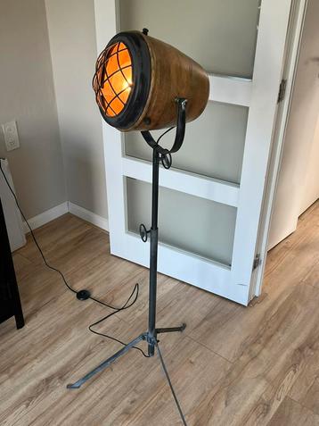 Industriële staande lamp Mangohout  beschikbaar voor biedingen