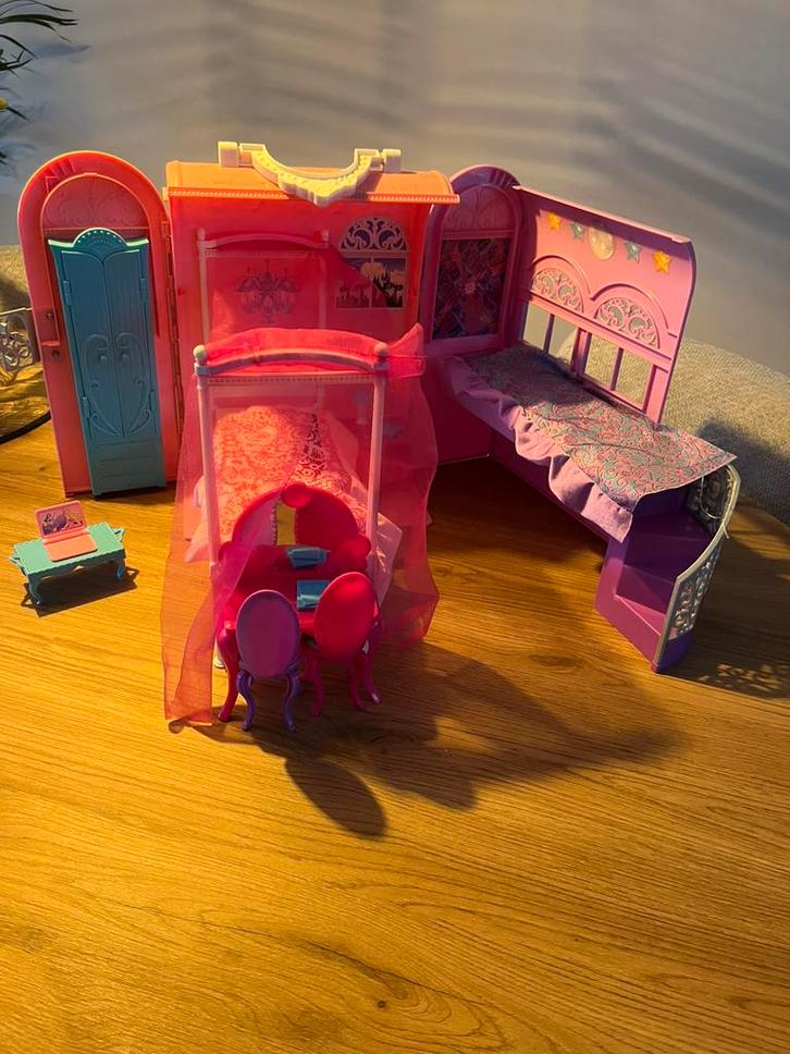 Inklapbaar Barbie huis met auto en kinderspulletjes, Kinderen en Baby's, Speelgoed | Poppen, Gebruikt, Barbie, Ophalen of Verzenden