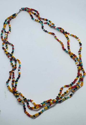 ketting met 3 strengen met gekleurde glaskralen  beschikbaar voor biedingen