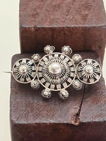 Kleine zilveren broche beschikbaar voor biedingen