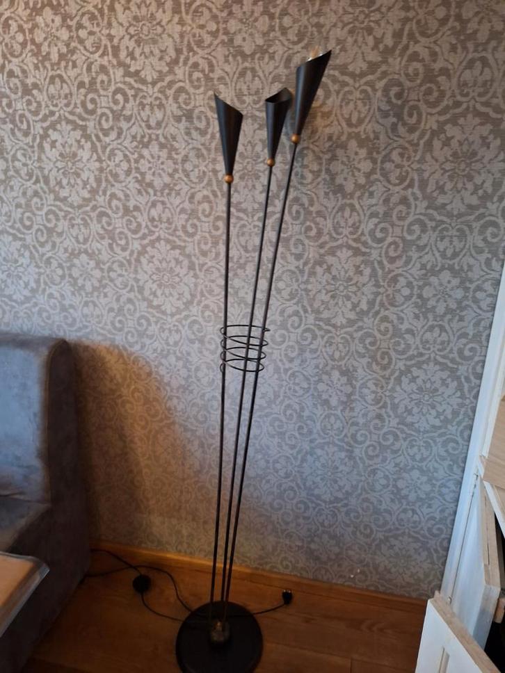 Stijlvolle gratis staande lamp, Huis en Inrichting, Lampen | Vloerlampen, Gebruikt, 150 tot 200 cm, Metaal, Ophalen
