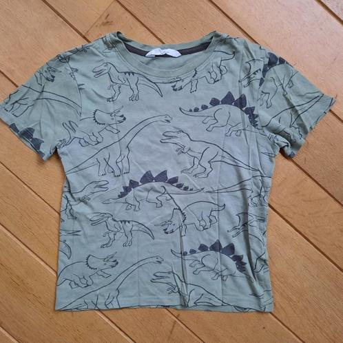 H&M t- shirt groen met dino's maat 122/128, Kinderen en Baby's, Kinderkleding | Maat 122, Zo goed als nieuw, Jongen, Shirt of Longsleeve