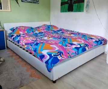 Wit bed frame (matras niet incl.)