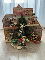 Mickey en Minnie Mouse kerststandaard met beeldjes, Ophalen of Verzenden, Mickey Mouse, Zo goed als nieuw, Beeldje of Figuurtje