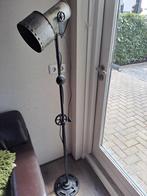 Stoere landelijke staande lamp, Huis en Inrichting, Lampen | Vloerlampen, Gebruikt, Ophalen of Verzenden, Landelijk, Metaal