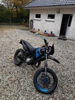 Derbi Senda sm 50cc, Fietsen en Brommers, Brommers | Derbi, Ophalen, 6 versnellingen, Maximaal 45 km/u, Zo goed als nieuw