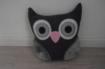 Schattig uilen kussentje beschikbaar voor biedingen