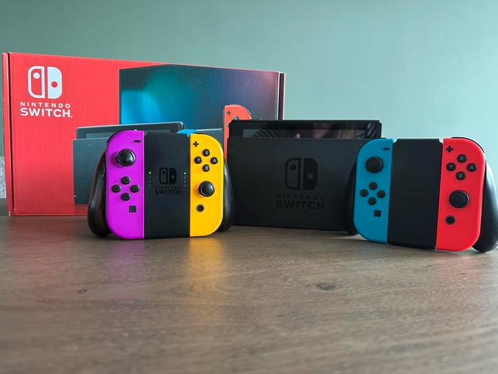 Nintendo Switch, Spelcomputers en Games, Spelcomputers | Nintendo Switch, Gebruikt, Switch 2019 Upgrade, Met 2 controllers, Ophalen of Verzenden