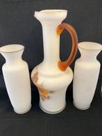 Antiek kan en vazen ​​van melkglas, Ophalen of Verzenden