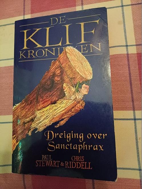 Paul stewart:klif kronieken.dreiging over sanctaphrax., Boeken, Sprookjes en Fabels, Gelezen, Ophalen