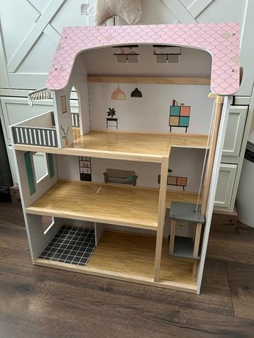 Houten Poppenhuis met toebehoren beschikbaar voor biedingen