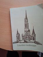 Lourdes Bedevaart Souvenirs - Speldje & Boekje, Verzamelen, Ophalen of Verzenden, Gebruikt, Stad of Land, Speldje of Pin
