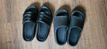2 paar zwarte badslippers beschikbaar voor biedingen