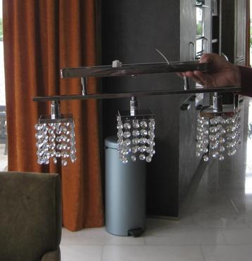 Metalen plafondlamp met 3 kapjes van kristalglas beschikbaar voor biedingen