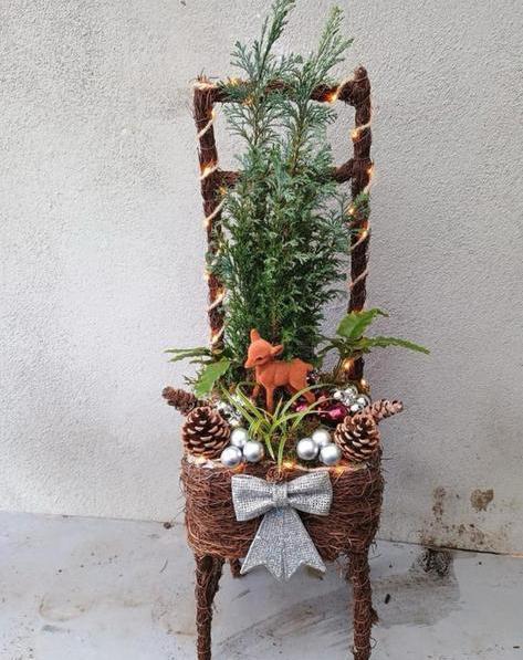 Te koop gevlochten stoel met verlichting en decoratie, Huis en Inrichting, Woonaccessoires | Kunstplanten en Kunstbloemen, Nieuw