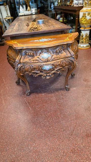 Gebogen barok commode beschikbaar voor biedingen