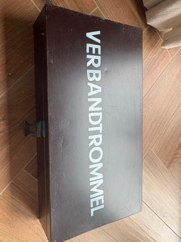 Vintage Verbandtrommel beschikbaar voor biedingen