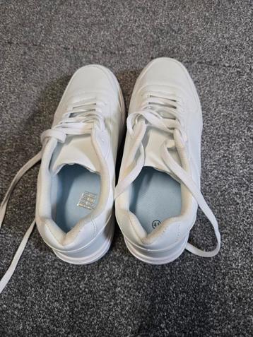 Witte sneakers (zo goed als nieuw) beschikbaar voor biedingen