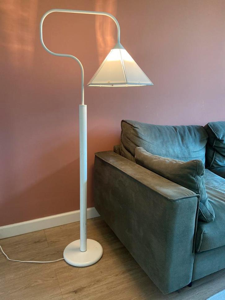 Unieke witte vintage 70s vloerlamp, Huis en Inrichting, Lampen | Vloerlampen, Zo goed als nieuw, 150 tot 200 cm, Kunststof, Metaal