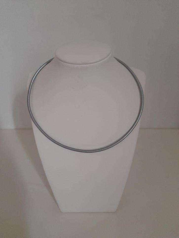 Leren spang 48 cm met zilveren sluiting, Sieraden, Tassen en Uiterlijk, Kettingen, Nieuw, Zilver, Grijs, Ophalen of Verzenden