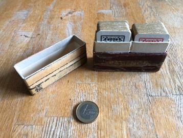 Oud patience doosje met daarin twee miniatuur kaartspellen beschikbaar voor biedingen