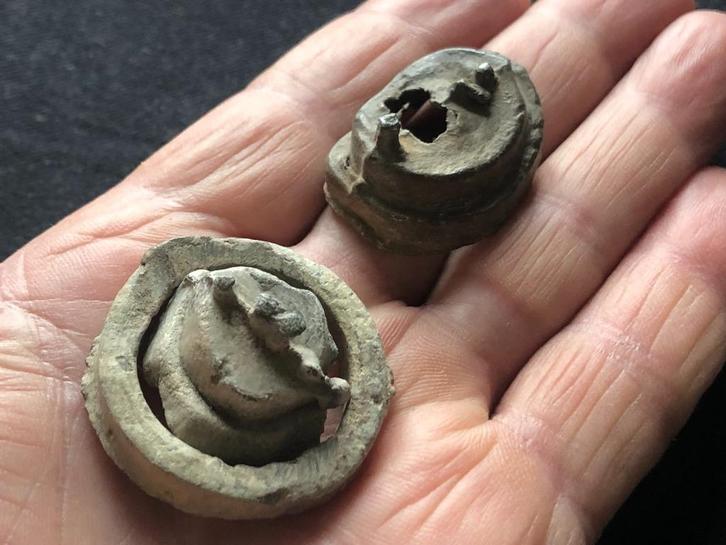 Bodemvondst ROMEINS loden STANDAARDS voor beeldjes Venus., Antiek en Kunst, Curiosa en Brocante, Verzenden