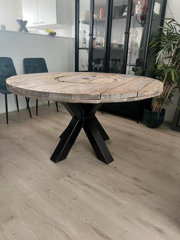 Unieke tafel van een haspel blad en gelast metalen onderstel beschikbaar voor biedingen