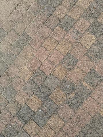 Betonstraatstenen ruim 10 m² – 14x14x6,5 cm – op te halen beschikbaar voor biedingen