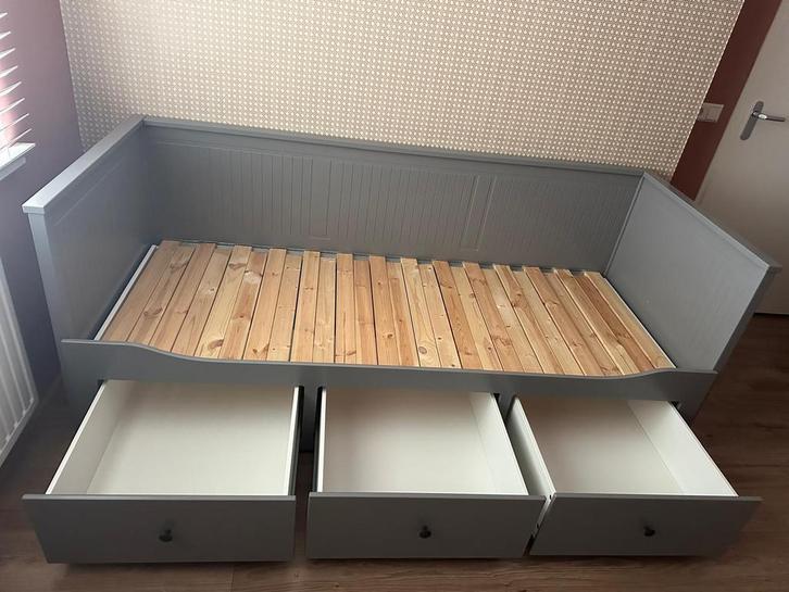 Ikea Hemnes bedbank grijs, Huis en Inrichting, Slaapkamer | Bedden, Zo goed als nieuw, Tweepersoons, 80 cm, 200 cm, Hout, Grijs