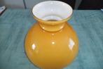 Te koop Oker gele glazen lampenkap en buikglas, Ophalen