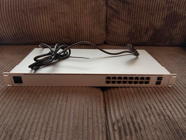 Unifi USW PoE 16 Switch - Krachtige Netwerkoplossing, Computers en Software, Netwerk switches, Gebruikt, Ophalen of Verzenden