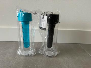 Twee nieuwe waterflessen met diffuser te koop beschikbaar voor biedingen