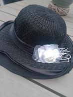 Zwarte dameshoed met witte bloem, Ophalen of Verzenden, Zo goed als nieuw, One size fits all