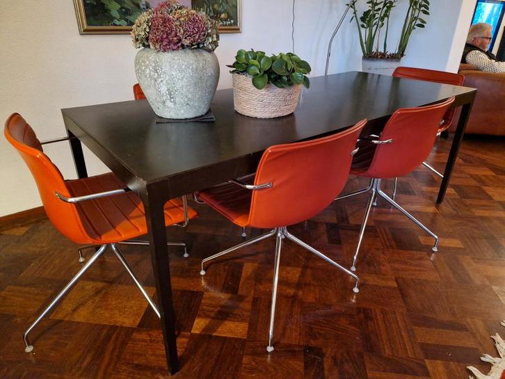 Design Tafel met lederen Stoelen EAMES -EA 108l, Huis en Inrichting, Tafels | Eettafels, Zo goed als nieuw, 50 tot 100 cm, 200 cm of meer