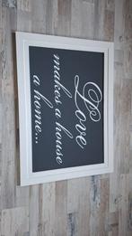 Muurlijst met tekst Love makes a house a home..., Huis en Inrichting, Ophalen