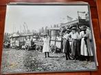 Uitvergroting zwartwitte foto kraampjes ijswagen meisjes, Ophalen of Verzenden, Voor 1940, Gebruikt