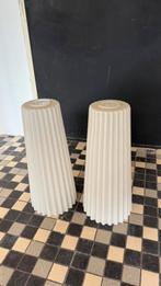 2 glazen witte plissé lampenkappen, Huis en Inrichting, Lampen | Lampenkappen, Gebruikt, 25 tot 50 cm, Wit, Rond