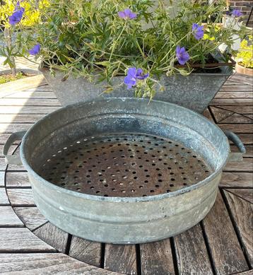 Brocante oude ronde zinken zeef  beschikbaar voor biedingen