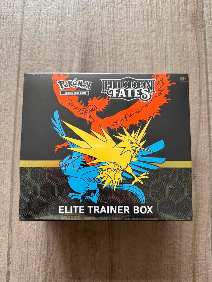 Hidden Fates Elite Trainer box (sealed)!, Hobby en Vrije tijd, Verzamelkaartspellen | Pokémon, Nieuw, Boosterbox, Foil, Ophalen of Verzenden