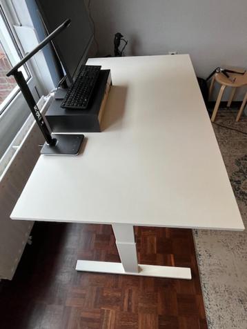 Handmatig verstelbaar hoog-laag bureau voor een prikkie beschikbaar voor biedingen