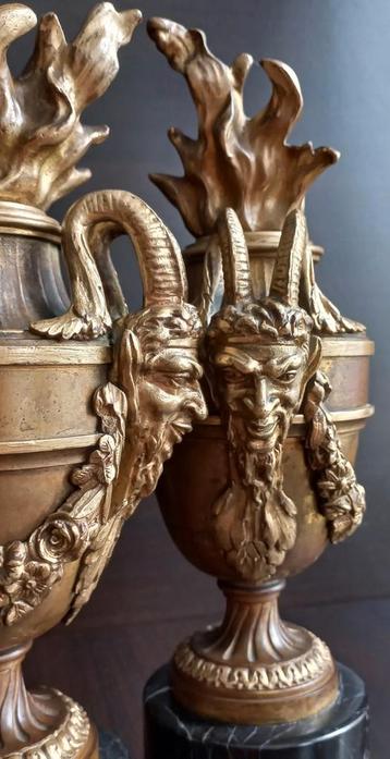 Antiek set bronzen urnen,σάτυρος/sátyros vazen op marmeren  beschikbaar voor biedingen