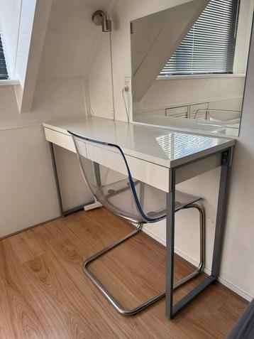 Bureau met stoel beschikbaar voor biedingen