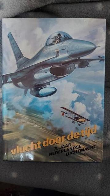 Een mooi boek.  De Nederlandse Luchtmacht. beschikbaar voor biedingen