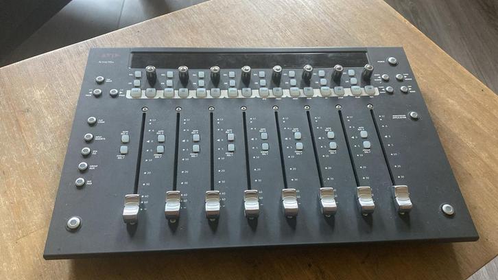 Avid Artist Mix, Muziek en Instrumenten, Midi-apparatuur, Zo goed als nieuw, Ophalen of Verzenden