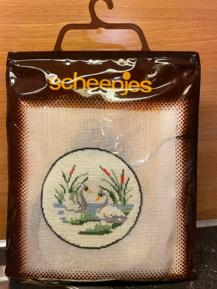 Mooi nieuw Scheepjes Borduurpakket 3228 met twee zwanen, Hobby en Vrije tijd, Borduren en Borduurmachines, Nieuw, Borduurpakket